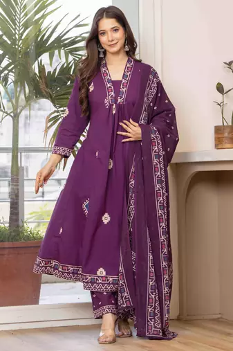 Women cotton printed v-nack 3/4 sleeves calf length flared kurta pant and dupatta set