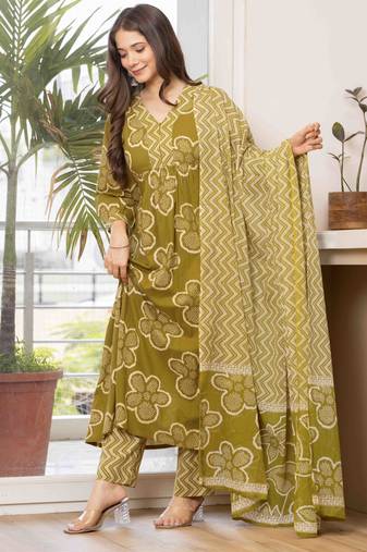 Women cotton printed v-nack 3/4 sleeves calf length flared kurta pant and dupatta set