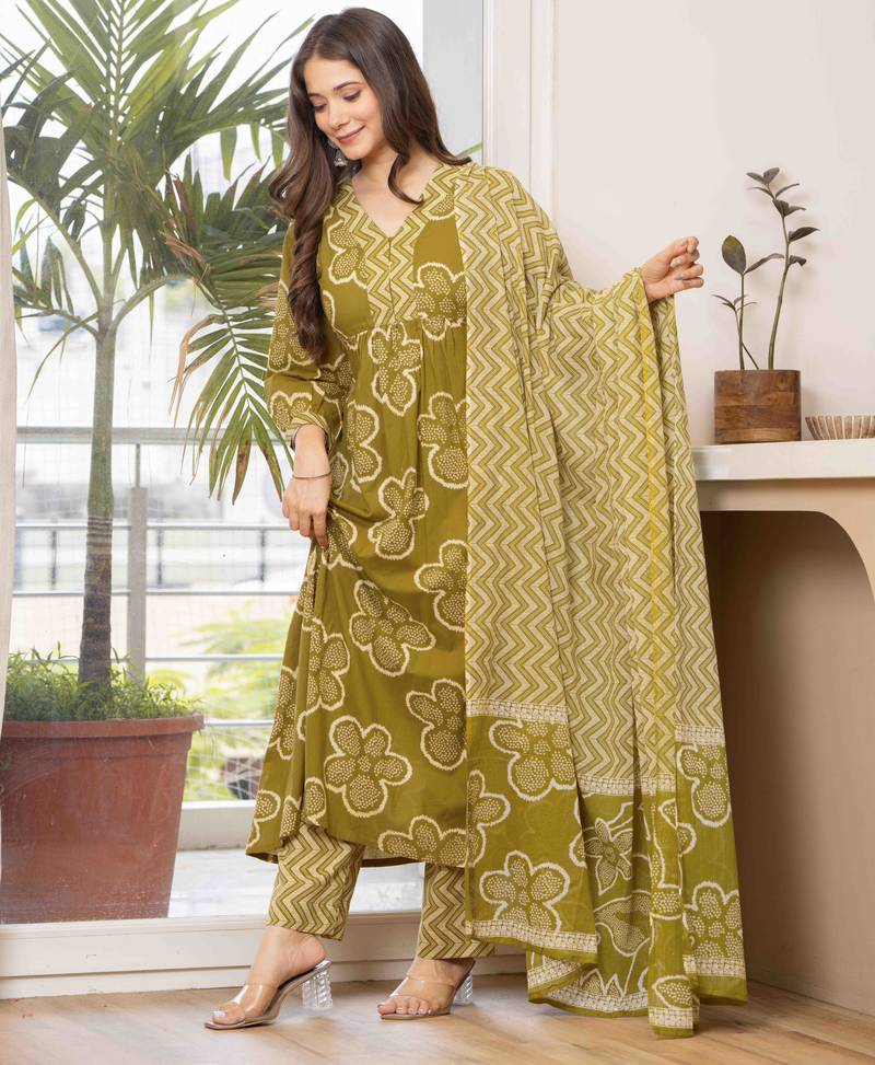 Women cotton printed v-nack 3/4 sleeves calf length flared kurta pant and dupatta set