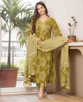Women cotton printed v-nack 3/4 sleeves calf length flared kurta pant and dupatta set 3