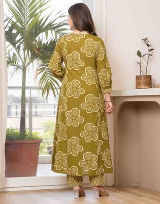 Women cotton printed v-nack 3/4 sleeves calf length flared kurta pant and dupatta set 4