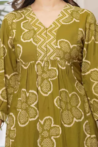 Women cotton printed v-nack 3/4 sleeves calf length flared kurta pant and dupatta set