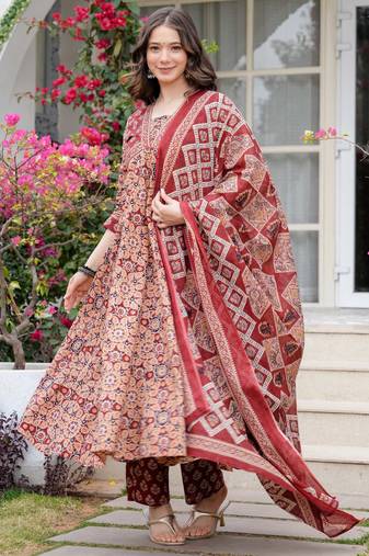 Women cotton printed v-nack 3/4 sleeves calf length flared kurta pant and dupatta set