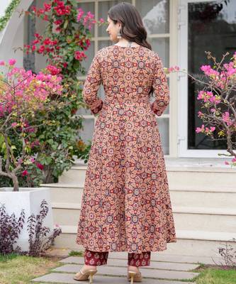 Women cotton printed v-nack 3/4 sleeves calf length flared kurta pant and dupatta set 2
