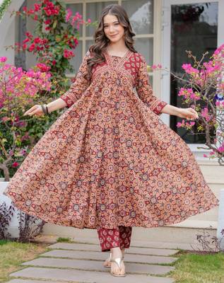 Women cotton printed v-nack 3/4 sleeves calf length flared kurta pant and dupatta set 3