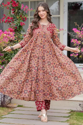 Women cotton printed v-nack 3/4 sleeves calf length flared kurta pant and dupatta set