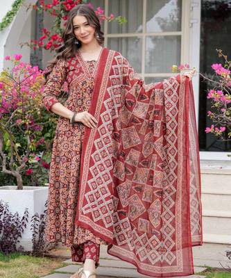 Women cotton printed v-nack 3/4 sleeves calf length flared kurta pant and dupatta set 4