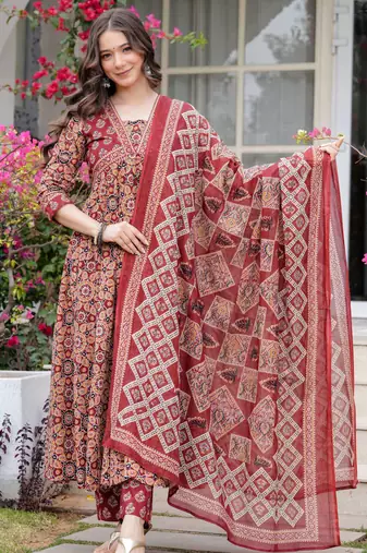Women cotton printed v-nack 3/4 sleeves calf length flared kurta pant and dupatta set