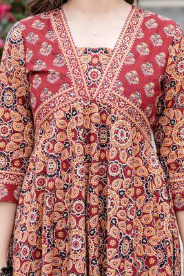 Women cotton printed v-nack 3/4 sleeves calf length flared kurta pant and dupatta set 5