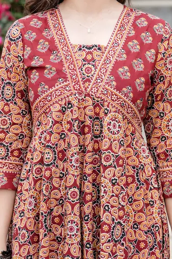 Women cotton printed v-nack 3/4 sleeves calf length flared kurta pant and dupatta set