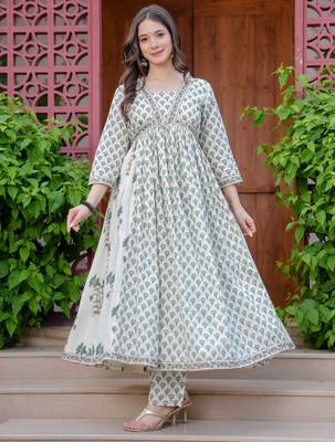 Women cotton printed v-nack 3/4 sleeves calf length flared kurta pant and dupatta set 4