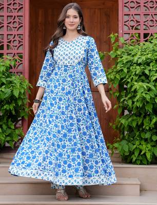 Women cotton printed round nack calf length flared kurta pant and dupatta set 3