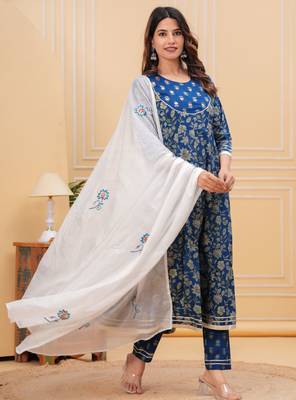 Women cotton printed round nack calf length flared kurta pant and dupatta set 4