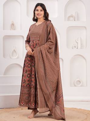 Women cotton printed round nack calf length flared kurta pant and dupatta set 5