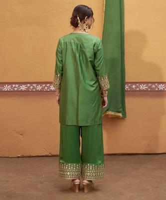 Green embroidered silk kurta set 2