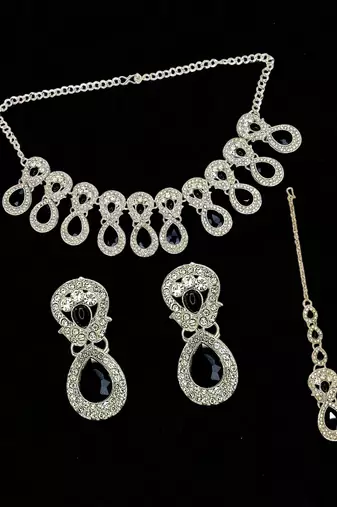 Rhodium plated black teardrop cubic zircon necklace maang tikka set