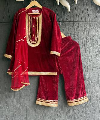 Red embroidered velvet kurta set 1