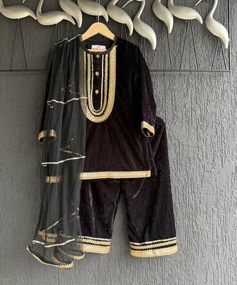 Black embroidered velvet kurta set 1