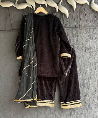Black embroidered velvet kurta set 2