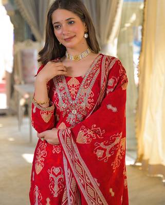 Women red viscose ikat printed straight kurta trousers with dupatta 2