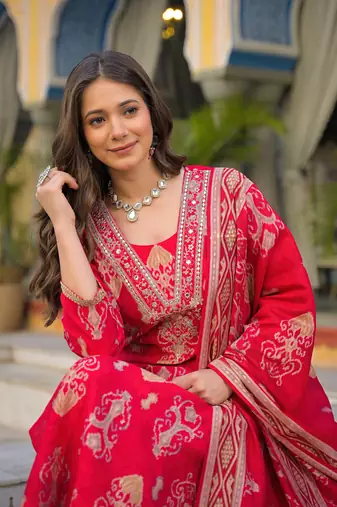 Women pink viscose ikat printed straight kurta trousers with dupatta