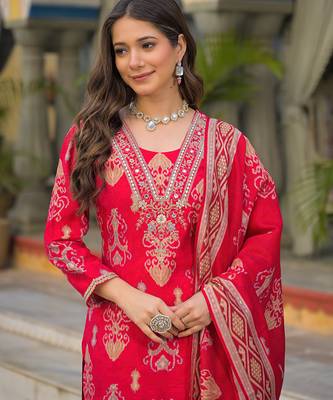 Women pink viscose ikat printed straight kurta trousers with dupatta 2