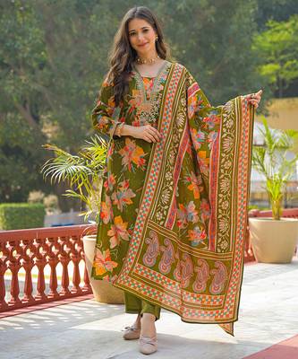 Women green viscose floral printed straight kurta trousers with dupatta 1