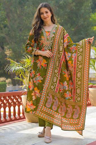 Women green viscose floral printed straight kurta trousers with dupatta