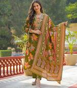 Women green viscose floral printed straight kurta trousers with dupatta