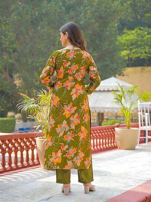 Women green viscose floral printed straight kurta trousers with dupatta 4