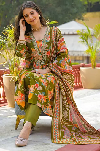 Women green viscose floral printed straight kurta trousers with dupatta
