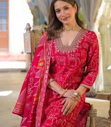 Women red viscose ethnic motifs printed straight kurta trousers with dupatta
