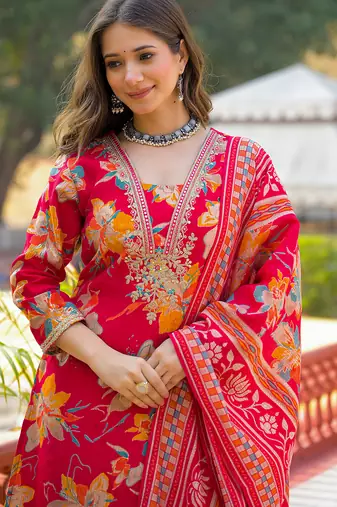 Women red viscose floral printed straight kurta trousers with dupatta