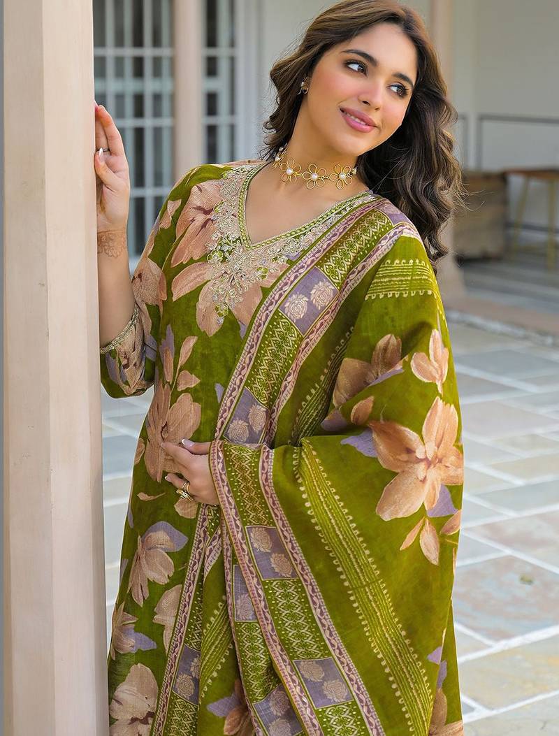 Women green viscose floral embroidered straight kurta trousers with dupatta