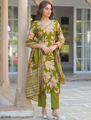 Women green viscose floral embroidered straight kurta trousers with dupatta 3