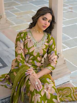 Women green viscose floral embroidered straight kurta trousers with dupatta 5