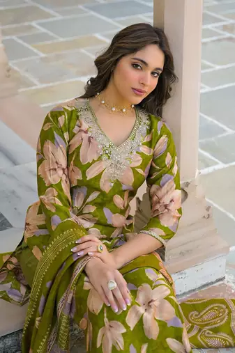 Women green viscose floral embroidered straight kurta trousers with dupatta