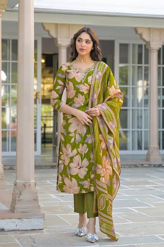 Women green viscose floral printed straight kurta trousers with dupatta