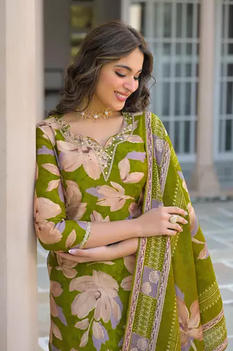 Women green viscose floral printed straight kurta trousers with dupatta