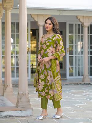 Women green viscose floral printed straight kurta trousers with dupatta 3