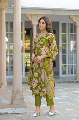 Women green viscose floral printed straight kurta trousers with dupatta