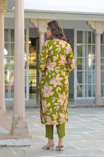 Women green viscose floral printed straight kurta trousers with dupatta