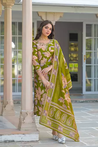 Women green viscose floral printed straight kurta trousers with dupatta