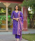Women purple viscose ethnic motifs printed straight kurta trousers with dupatta