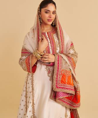 Ivory embroidered silk kurta set with dupatta 4