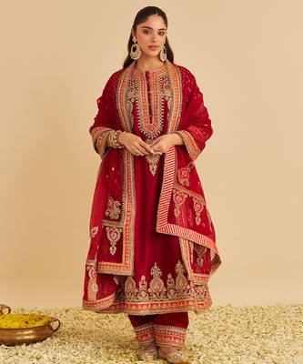 Red embroidered silk kurta set with dupatta 2