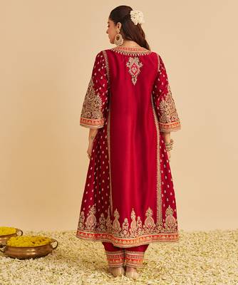 Red embroidered silk kurta set with dupatta 4