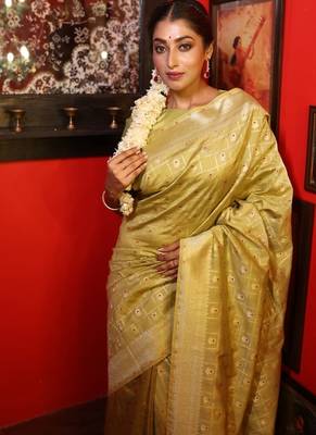 green hand woven silk blend zari woven all seasons sarees 3