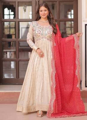 Off-white jacquard gown with red dupatta 1