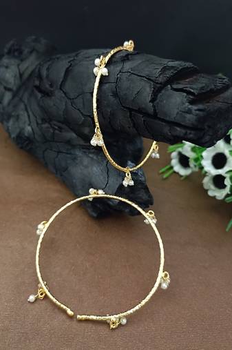 Set of 2 gold-plated adjustable bangles with pearl drop charms